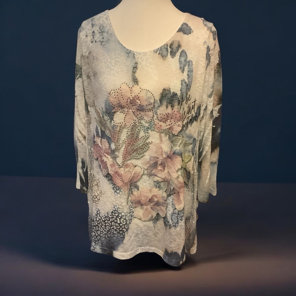 VIA VITALE FLORAL & ANIMAL PRINT WITH RHINESTONE DETAIL 3/4 SLEEVE BLOUSE/Size M